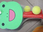 Paletka tenisowe i piłeczki, miś i żaba