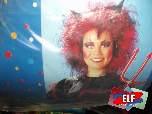 Halloween, peruka diabła z rogami, diabeł z rogami i peleryna wampira, peleryny, peruki, strój, stroje, róg, rogi, włosy, przebranie, przebrania, do przebierania