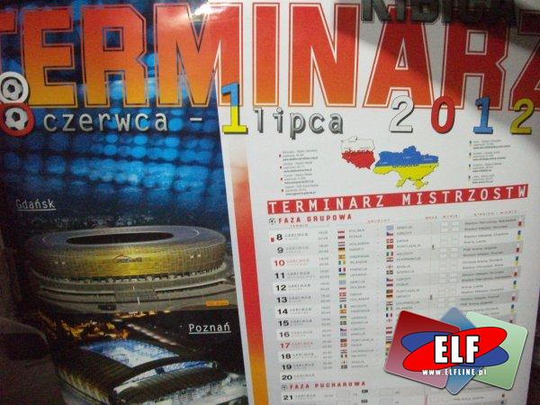 Akcesoria kibica euro 2012, otwieracz z piłką, zawieszka do samochodu lub na szybę z przyssawką, naklejki polska, flaga do ręki i samochodu, kalendarz z zegarem trójdzielny i planszowy, czapka, chustka