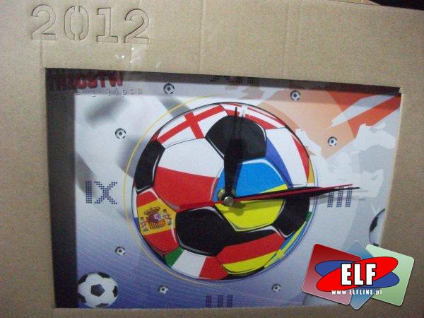 Akcesoria kibica euro 2012, otwieracz z piłką, zawieszka do samochodu lub na szybę z przyssawką, naklejki polska, flaga do ręki i samochodu, kalendarz z zegarem trójdzielny i planszowy, czapka, chustka