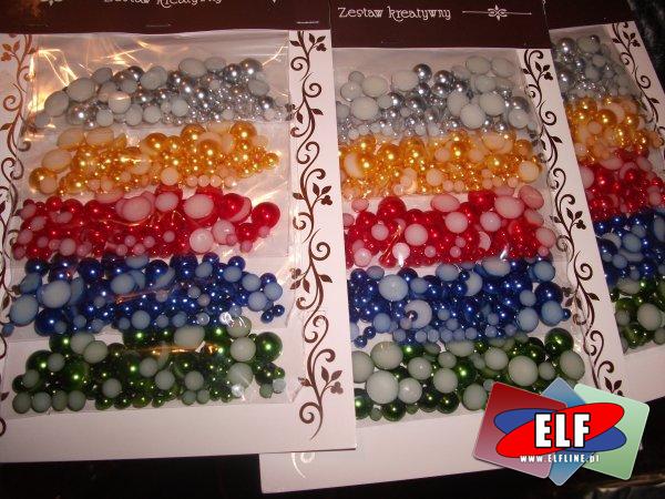 Elementy ozdobne w woreczkach, kamyczki, cekiny, wstążki, taśmy, półperełki, sznurki, piórka, guziki, ozdoby z folii aluminiowej, elementy scrapbookingu, pompony, kartony faliste, metaliczne, brokatowe i inne